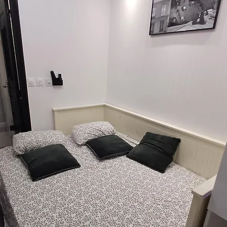 Bright Small Paris Ouen Appartement